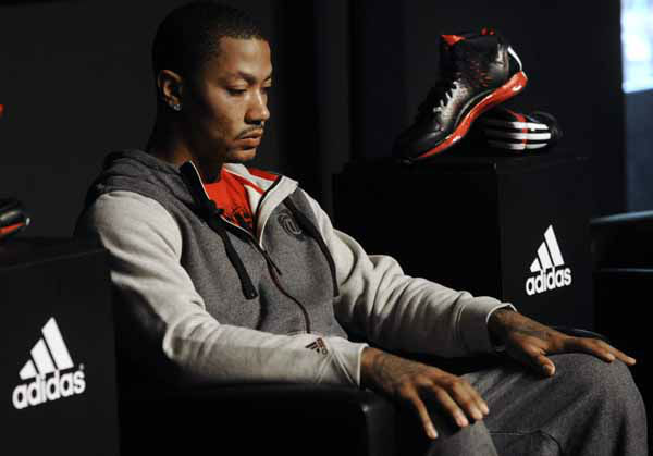 Chicago Bulls Derrick Rose breaks down and...
