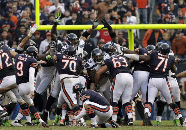 Chicago Bears quarterback Jay Cutler, center,...