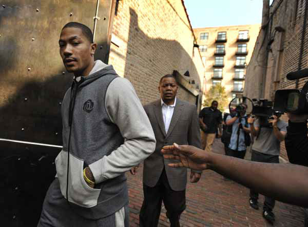 Chicago Bulls Derrick Rose breaks down and...