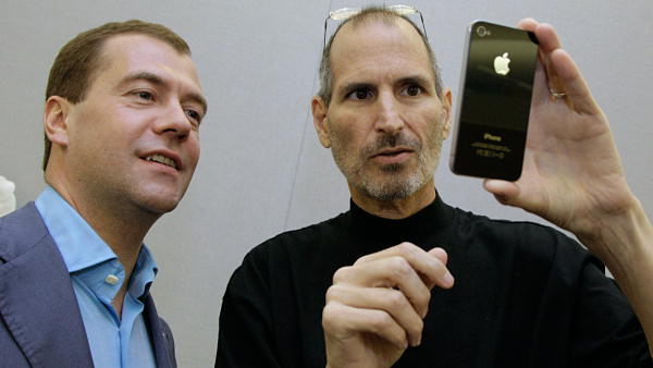 06242010iphoneline-jobs-russianpres.jpg