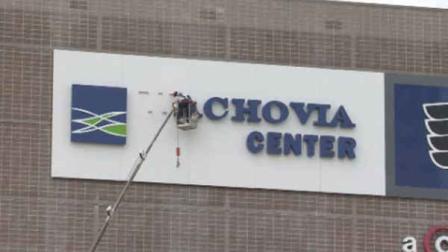 Crews removing Wachovia Center name to make way for the new Wells Fargo name.