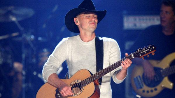Chesney hurts foot, but show goes on