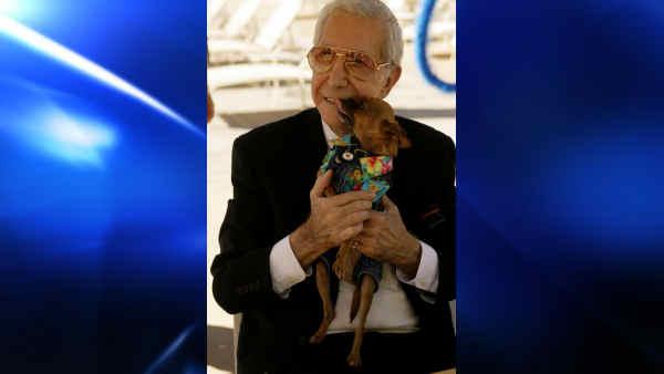 Fashion critic Mr. Blackwell dies