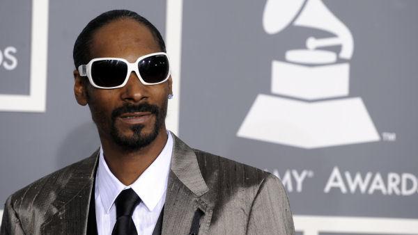 Snoop Dogg arrives at the 51st Annual Grammy Awards on Sunday, Feb. 8, 2009, in Los Angeles. (AP Photo/Chris Pizzello)