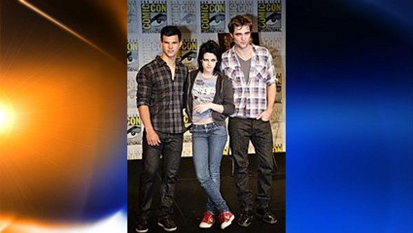 Taylor Lautner, left, Kristen Stewart, center, and Robert Pattinson, right, pose at a news conference held to promote their new film Twilight: New Moon at the Comic-Con International 2009 convention held in San Diego Thursday, July 23, 2009. The annual comic book and popular arts convention attracts over 100,000 people and runs through Sunday July 26. (AP Photo/Denis Poroy)
(AP)