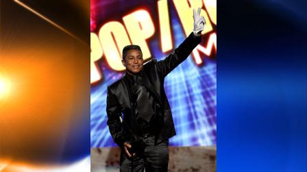 Artist Jermaine Jackson accepts Michael Jacksons award for Pop/Rock Music Favorite Male Artist onstage at the 37th Annual American Music Awards on Sunday, Nov. 22, 2009, in Los Angeles. (AP Photo/Matt Sayles)