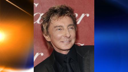 ** ARCHIV ** Der Saenger Barry Manilow posiert am 5. Jan. 2008 in Palm Springs bei der Ankunft zu einer Gala. Barry Manilows Reise durch die Annalen der Popmusik geht am 25. November mit seiner vierten Sammlung The Greatest Songs Of The Eighties in die naechste Runde. (AP Photo/Matt Sayles, Archiv) --- ** FILE ** Singer Barry Manilow arrives at the 19th annual Palm Springs International Film Festival Awards Gala in Palm Springs, Calif., on Saturday, Jan. 5, 2008. (AP Photo/Matt Sayles, File)