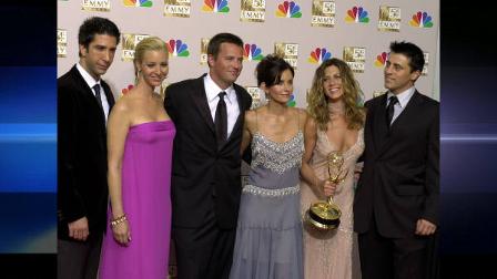 The stars of Friends, from left, David Schwimmer, Lisa Kudrow, Matthew Perry, Courteney Cox Arquette, Jennifer Aniston and Matt LeBlanc pose after the show won outstanding comedy series at the 54th Annual Primetime Emmy Awards Sunday, Sept. 22, 2002, at the Shrine Auditorium in Los Angeles. (AP Photo/Reed Saxon)