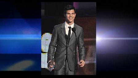Taylor Lautner accepts the award for favorite breakout movie actor at the Peoples Choice Awards on Wednesday Jan. 6, 2010, in Los Angeles. (AP Photo/Chris Pizzello)
