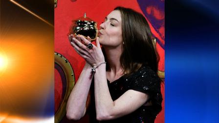 Actress Anne Hathaway kisses the pudding pot as she is honored as Harvard Universitys Hasty Pudding Theatricals Woman of the Year in Cambridge, Mass. Thursday, Jan. 28, 2010. (AP Photo/Elise Amendola)
