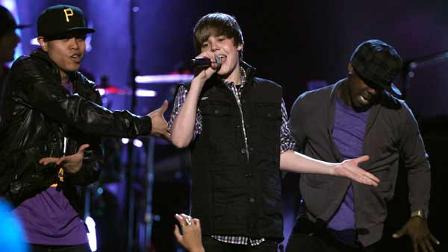 Teen sensation Justin Bieber lost his 3 nominations to Michael Buble and Drake at Canadas music awards.