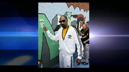 U.S singer Snoop Dogg, left, paints a wall with volunteers at the Ordsall Community Center, Manchester, England, Thursday July 8, 2010. Volunteers are giving their time to community projects in exchange for a ticket to a concert tonight at the Manchester Apollo featuring Snoop Dogg. (AP Photo/Tim Hales)
(AP)