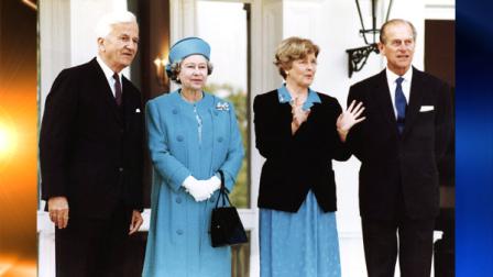 Queen Elizabeth II, stands next to German President Richard von Weizsaecker, left, as she poses with Prince Philip, right, and the wife of German President, Marianne von Weizsaecker, at the Presidential villa in Bonn, Germany on Monday, Oct. 19, 1992. The Queen came to Germany for a five-day official visit, the first since the countrys unification. (AP Photo/Roberto Pfeil)