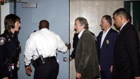 Actor Robert De Niro, center, exits New York State Supreme Court in Manhattan, Friday, March, 18, 2011, after he testified in the trial of former New York City art gallery director Leigh Morse. Morse is charged with participating in a scam that counted Robert De Niro Sr.s estate among its victims. (AP Photo/David Karp)