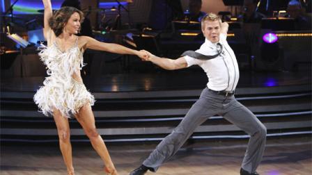 Jennifer Grey and Derek Hough perform on Dancing With the Stars, Monday, Nov. 15, 2010. The judges gave the couple 30 out of 30 for their cha cha cha and 30 points out of 30 for their waltz. The couple earned a total of 60 out of 60.