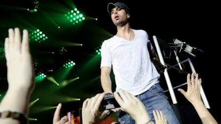 Spanish singer Enrique Iglesias performs at a central London venue, Friday, March. 25, 2011. (AP Photo/Jonathan Short)