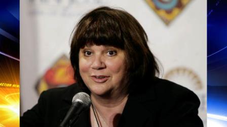 Musican Linda Ronstadt smiles during a news conference in San Jose, Calif., Tuesday, May 5, 2009 to announce she will perform on Sept. 27, at the San Jose Mariachi and Mexican Heritage Festival. The concert is billed as a tribute to United Farm Workers leader Cesar Chavez. Other musicans that will play at the festival are Carlos Santana, Joan Baez and Los Lobos. (AP Photo/Paul Sakuma)
