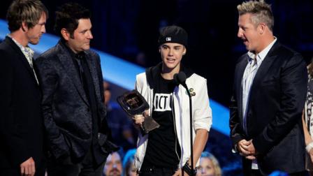 Jay DeMarcus, left, Gary LeVox, Justin Bieber, and Joe Don Rooney arrive at the 2011 CMT Music Awards in Nashville, Tenn. on Wednesday, June 8, 2011. (AP Photo/Charles Sykes)