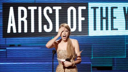 Taylor Swift accepts the award for artist of the year at the 39th Annual American Music Awards on Sunday, Nov. 20, 2011 in Los Angeles. (AP Photo/Matt Sayles)