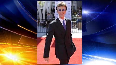 FILE - In this Wednesday, May 26, 2010 file photo Robin Gibb arrives at the American Idol finale in Los Angeles. Bee Gee Robin Gibb says on his website Wednesday Nov. 23, 2011, that he is recovering from a serious illness. Gibbs extremely gaunt appearance and the cancellation of several public appearances have sparked fears that he is seriously ill. He was hospitalized last month with colon inflammation and other problems but has been discharged. (AP Photo/Chris Pizzello, file)