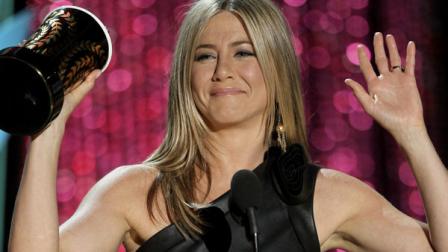 Jennifer Aniston accepts the award for best on-screen dirtbag at the MTV Movie Awards on Sunday, June 3, 2012 in Los Angeles. (Photo by Matt Sayles/Invision/AP)