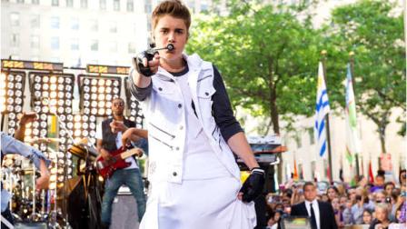 Justin Bieber performs on NBCs Today show on Friday, June 15, 2012 in New York. (Photo by Charles Sykes/Invision/AP)
