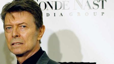** ARCHIV ** David Bowie posiert am 25. Okt. 2008 auf dem 4. Annual Black Ball Konzert fuer Keep the child alive in New York. David Bowie bringt eine Compilation mit zwoelf seiner Lieblingssongs auf den Markt. Die Tracks hatte der Brite in diesem Jahr eigens zusammengestellt, jedes der Lieder stuende fuer einen Abschnitt seiner Karriere. (AP Photo/Stephen Chernin, Archiv) --- ** FILE ** In a Oct. 25, 2008 file photo, David Bowie arrives at the Fourth Annual Black Ball Concert for Keep A Child Alive in New York. (AP Photo/Stephen Chernin, File)