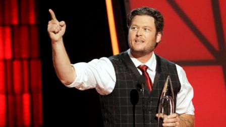 Blake Shelton accepts the award for entertainer of the year at the 46th Annual Country Music Awards at the Bridgestone Arena on Thursday, Nov. 1, 2012, in Nashville, Tenn. (Photo by Wade Payne/Invision/AP)