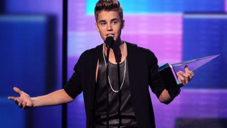Justin Bieber accepts the award for favorite male artist - pop/rock at the 40th Annual American Music Awards on Sunday Nov. 18, 2012, in Los Angeles. (Photo by John Shearer/Invision/AP)