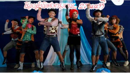 Thai inmates perform Gangnam Style dance on the stage during the dancing competition at a prison in Bangkok, Thailand Tuesday, Nov. 27, 2012. The event was held to encourage inmates to do more exercise and coincide with the concert of South Korean rapper PSYs Gangnam Style to be held in Bangkok on Wednesday, Nov. 28. (AP Photo/Apichart Weerawong)