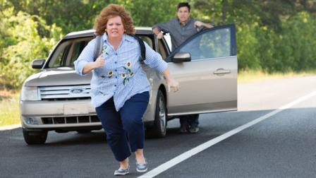 This undated publicity image released by Universal Pictures shows Jason Bateman, background, and Melissa McCarthy in a scene from, Identity Thief. (AP Photo/Universal Pictures)