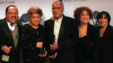 FILE - This March 15, 1999 file photo shows the sibling group The Staples Singers, from left, Pervis, Cleotha, Pops, Mavis, and Yvonne at the Rock and Roll Hall of Fame induction ceremony in New York. Cleotha Staples, the eldest sibling in the highly influential gospel group The Staples Singers died Friday, Feb. 22, 2013, at her Chicago home after suffering from Alzheimers disease for the last decade. She was 78. (AP Photo/Albert Ferreira, file)