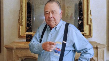 FILE - This May 6, 1997 file photo shows comedian Jonathan Winters posing at a hotel in Beverly Hills, Calif. Winters, whose breakneck improvisations inspired Robin Williams, Jim Carrey and many others, died Thursday, April 11, 2013, at his Montecito, Calif., home of natural causes. He was 87. (AP Photo/Damian Dovarganes, file)