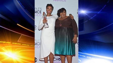 Jennifer Hudson and Julia Hudson pose in the press room with the award for favorite humanitarian at the 40th annual Peoples Choice Awards at Nokia Theatre L.A. Live on Wednesday, Jan. 8, 2014, in Los Angeles. (Photo by John Shearer/Invision/AP)