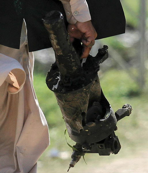 Pakistan army troops remove canvas screens from...