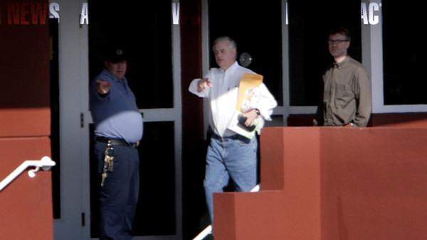 Vince Fumo reports to prison