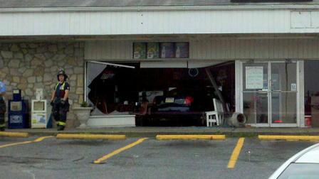 Car slams into Allentown pizza shop