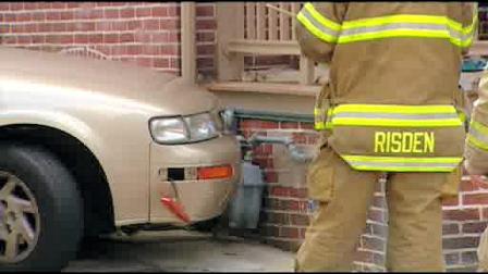 Car hits gas meter in Wilmington, Del.