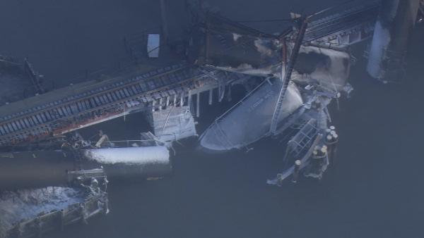 Train carrying chemicals derails into Del. River