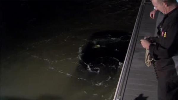 Car goes into bay in Ocean City
