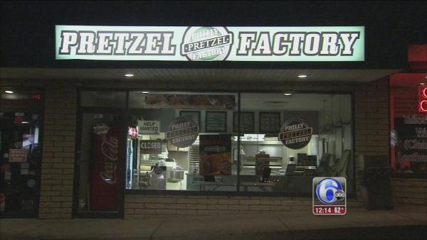 2 suspects sought in pretzel store burglary