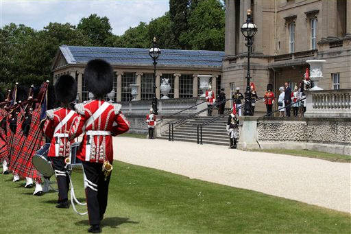 Viewing members of the Guard of Honor of the...