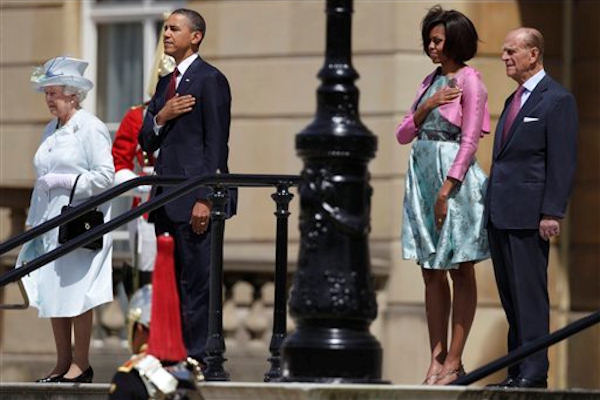 Viewing members of the Guard of Honor of the...