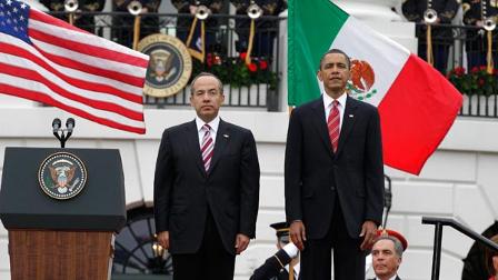 President Barack Obama welcomes Mexicos President Felipe Calderon
