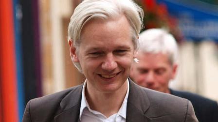 Founder and editor of the WikiLeaks website, Julian Assange, carries some food during a debate event, held in London Tuesday July 27, 2010. On Sunday, the online whistle-blower website WikiLeaks released some 90,000 leaked U.S. army and intelligence documents relating to the war in Afghanistan, which have been highlighted as potentially putting American military lives at risk, although Assange says theres no reason to doubt the reliability of the leaked documents.(AP PHOTO/Max Nash)