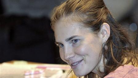 Amanda Knox smiles during her trial