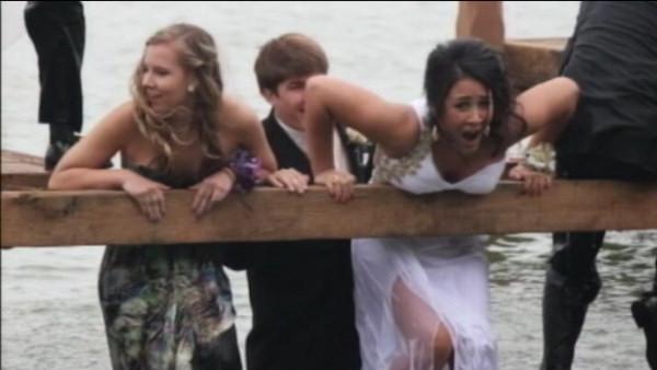 Prom picture in Wisconsin ruined by pier collapse
