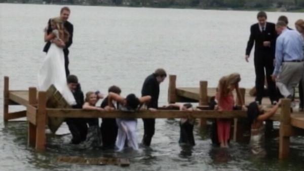 Prom picture in Wisconsin ruined by pier collapse