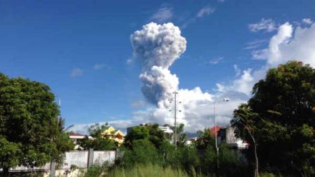 A cloud of volcanic ash shoots up to the sky as Mayon volcano, one of the Philippines most active volcanoes, erupts after daybreak, viewed from Legazpi city Tuesday, May 7, 2013. At least five climbers were killed and more than a dozen others are trapped near the crater in its first eruption in three years, officials said. (AP Photo/ABS-CBN)