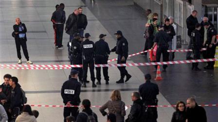 Police officers stand near the cordoned off spot where a French soldier was stabbed in the throat in the busy commercial district of La Defense, outside Paris, Saturday May 25, 2013, and Frances president said authorities are investigating any possible links with the recent slaying of a British soldier. (AP Photo/Remy de la Mauviniere)